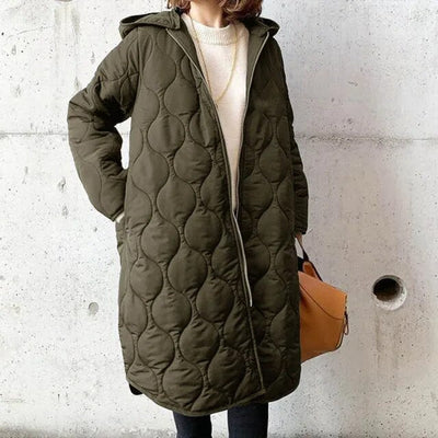 PRISCILLA™ | PARKA CON CAPUCHA Y DETALLES CUIDADOSOS